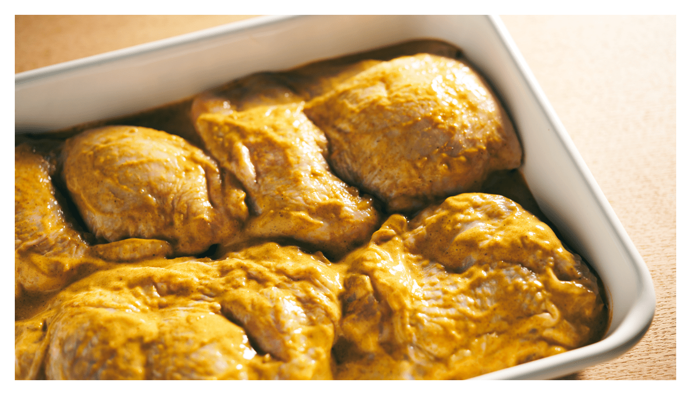 (A)の調味料を混ぜ合わせる。鶏もも肉を半分に切って(A)に漬け込み、冷蔵庫で２時間おく。