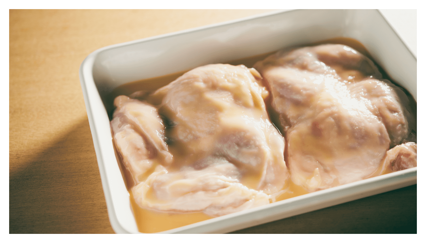 白味噌、西京味噌にみりんを加えて混ぜ、鶏肉を漬け込む。冷蔵庫で1時間置いておく。