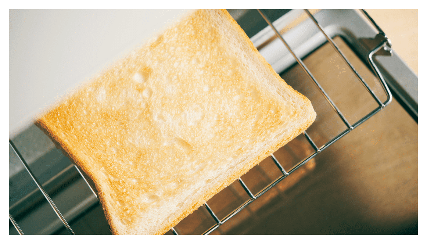 トーストを表面がうっすら色づく程度に、オーブントースターで下焼きする。