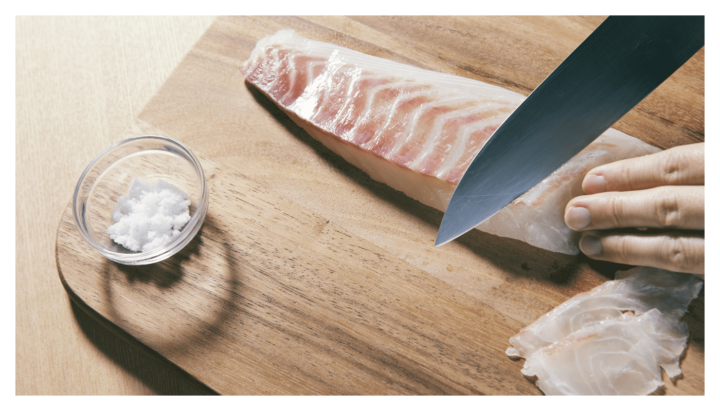真鯛フィレを3〜4mmにスライスし、塩を少し振りかける。ベビーリーフを敷いたお皿に並べて1のドレッシングをかけ、小葱を散らす。