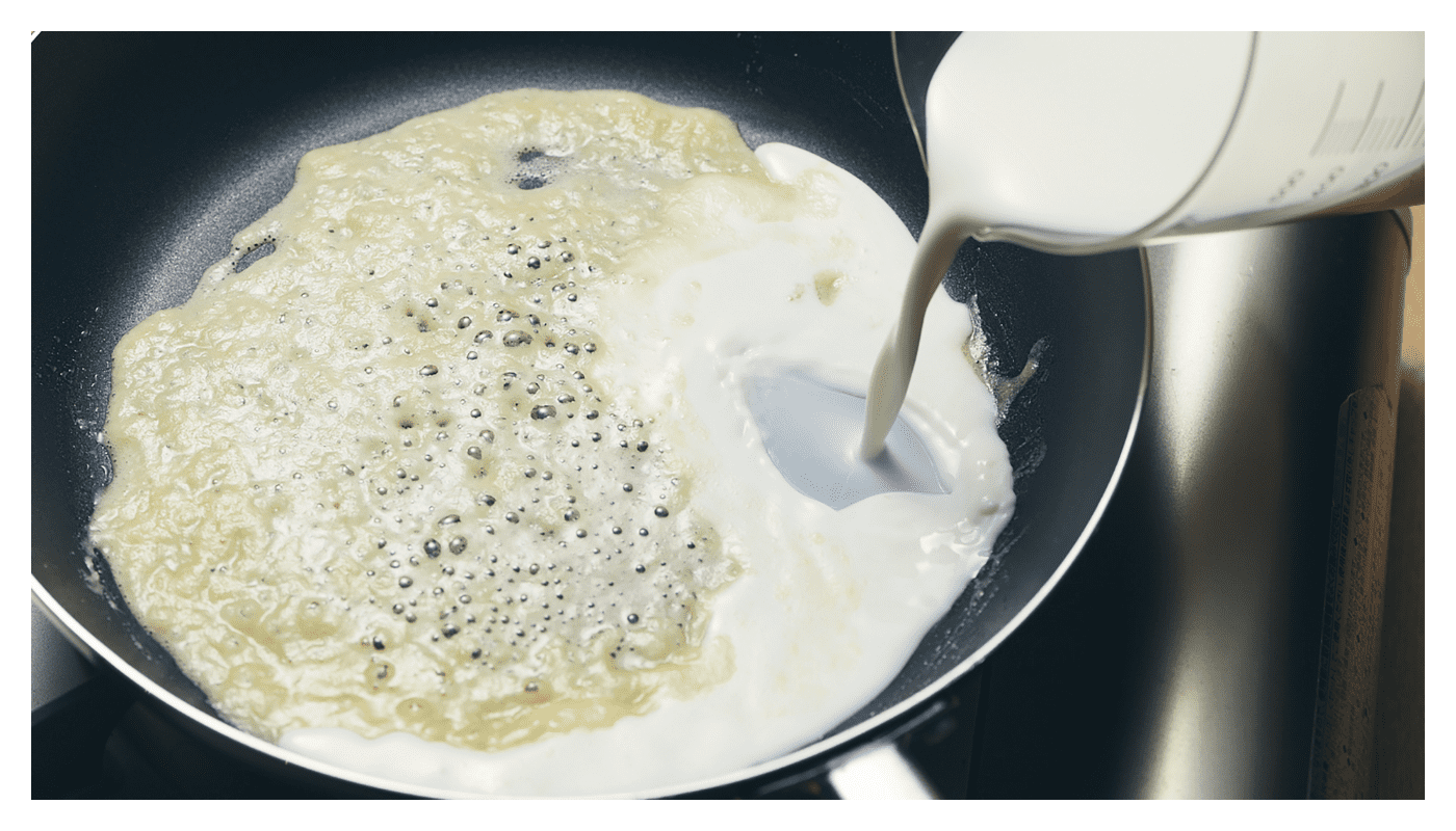 フライパンにバターを入れ弱火で溶かす。薄力粉を加え、弱火のままヘラで混ぜる。フツフツとしてきたら牛乳を3回に分けて混ぜながら加えて、塩、胡椒をする。さらにフツフツしてきたら、2の具材が入った耐熱皿にまんべんなく入れる。