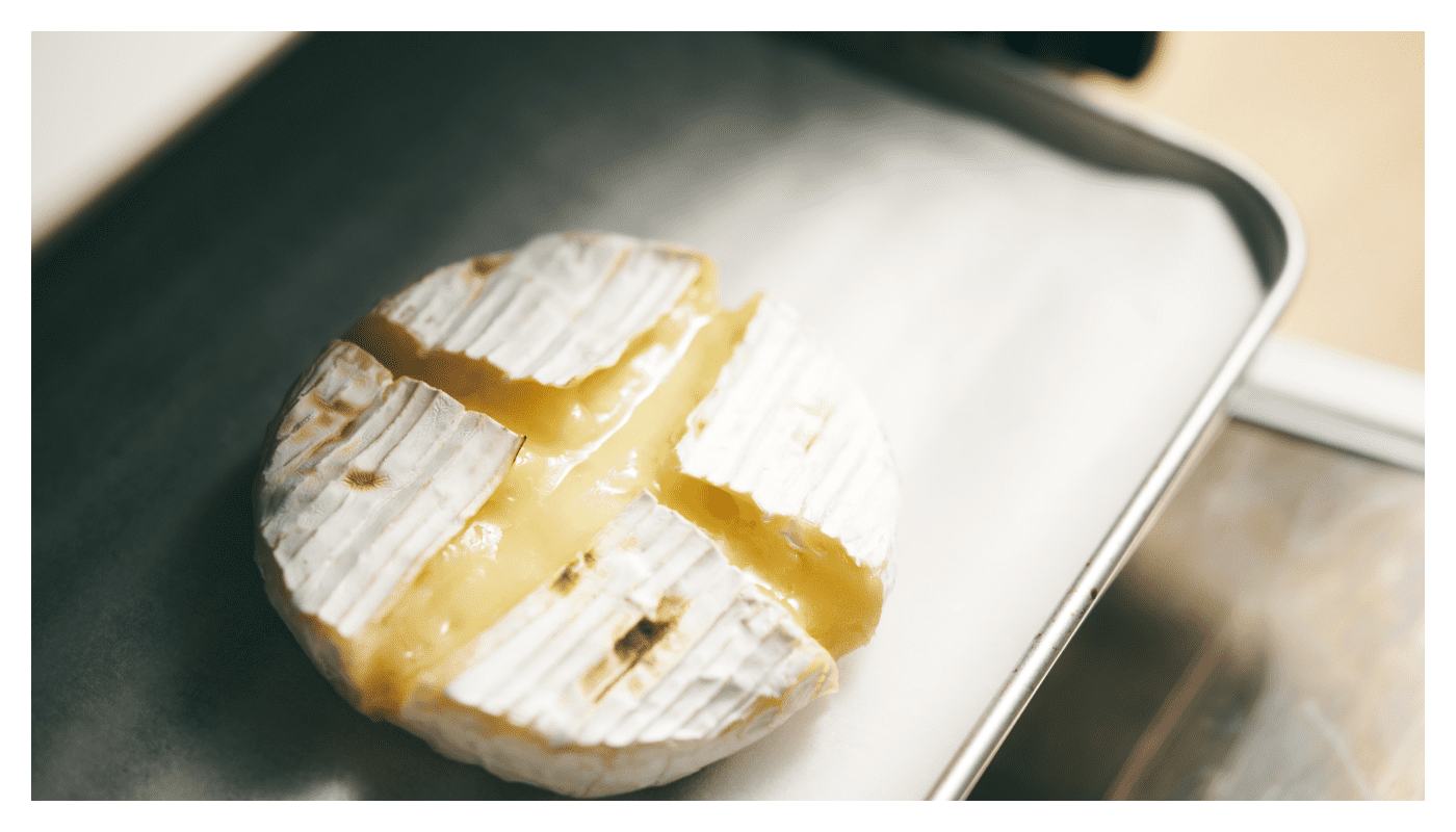 カマンベールチーズに十字の切り込みを入れ、オーブントースターで焼く。焼き加減はお好みで。